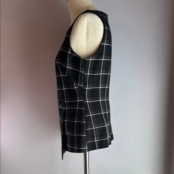 White House Black Market sleeveless black and white plaid asymmetrical hem top - Image 3