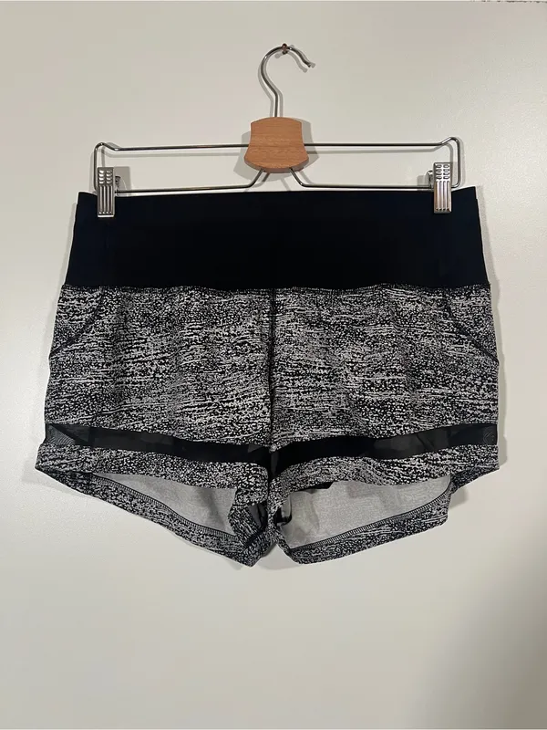 Lululemon Pace Perfect Shorts in Black and White Size 8 Brief-Lined 3” - Image 3