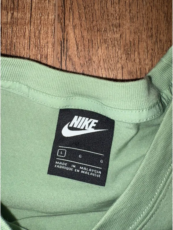 Nike Cropped T-Shirt - Image 3