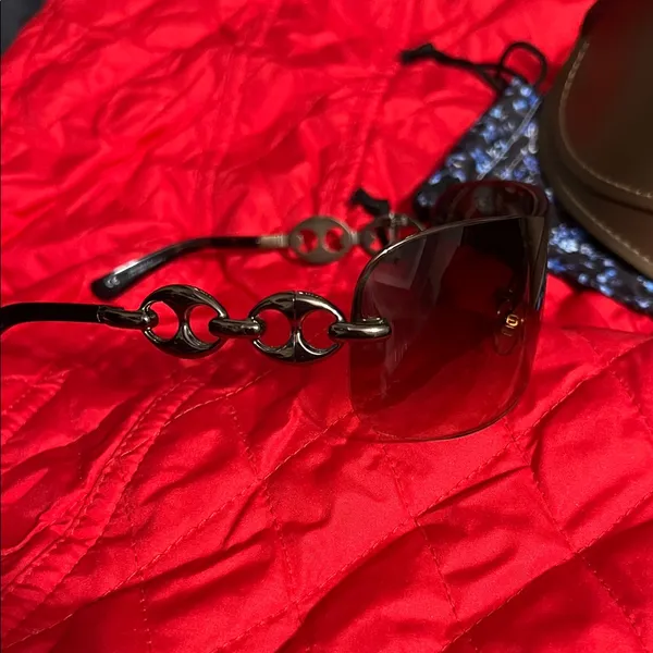 Gucci Black Sunglasses with Gold Case - Image 4
