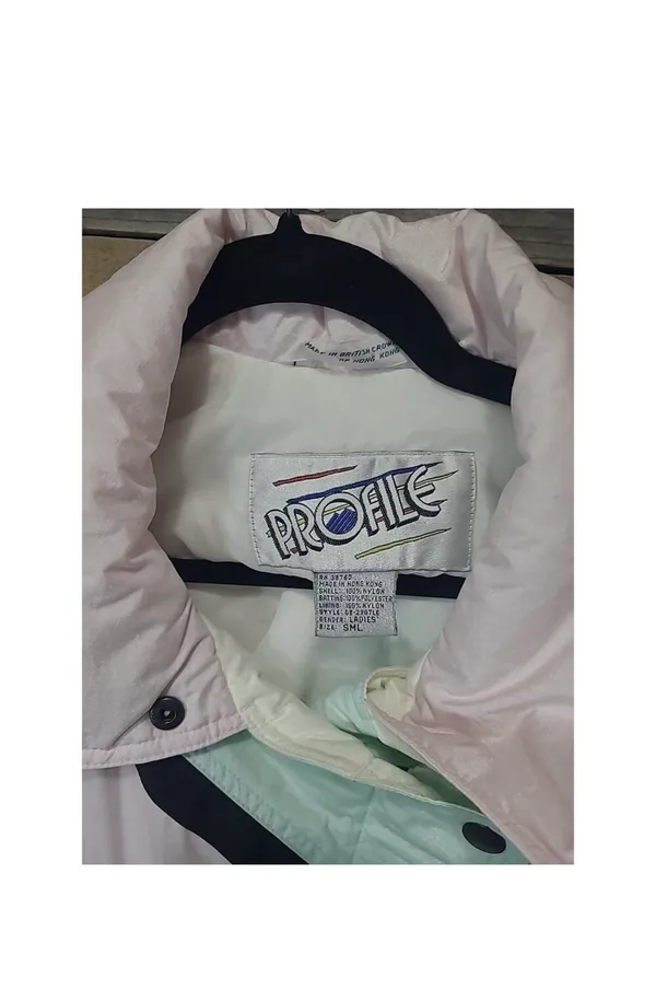 Profile Women’s pink and white ski suit - Image 6