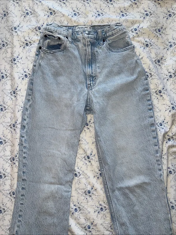 Abercrombie & Fitch Light Wash Ultra High-Rise Straight Jeans - Image 5