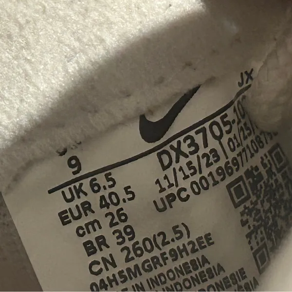 Nike White Mesh Sneakers with Green Accents - Image 10
