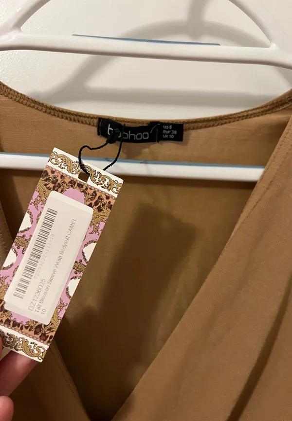 Boohoo Tan V Neck Bodysuit - Image 2