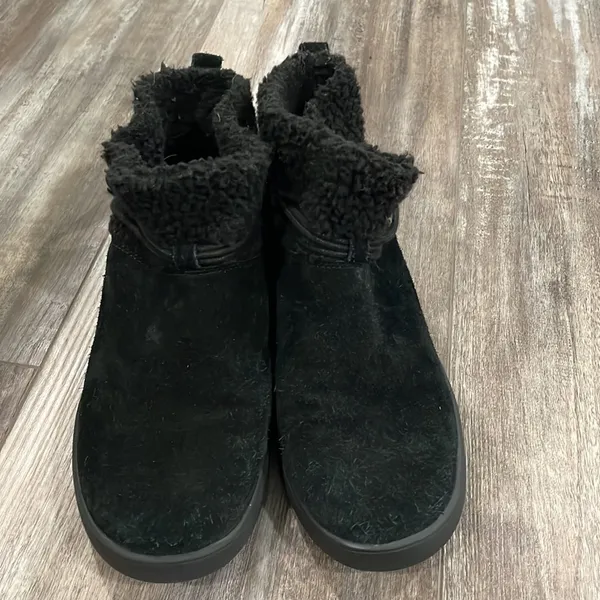 Kookaburra by Ugg Isana Short Black Suede Boots - Image 2