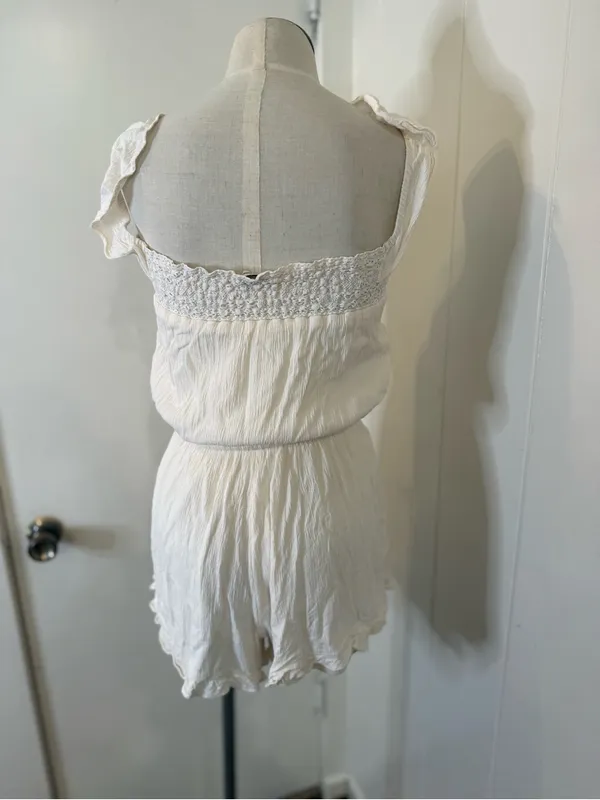 American Eagle Outfitters Cream Eyelet Button-Front Romper Sz M - Image 3