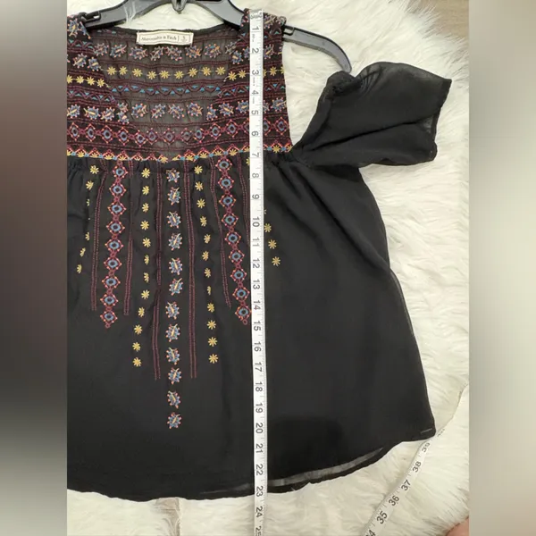 Abercrombie & Fitch Black Embroidered Blouse Size S - Image 7