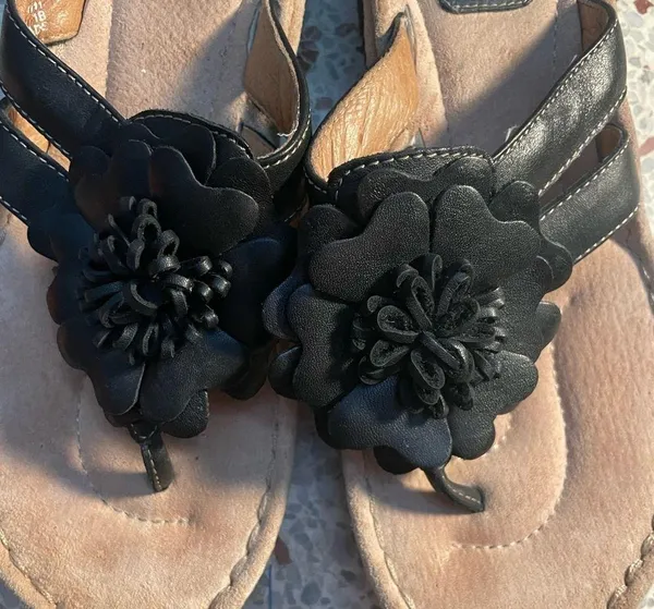 Clarks Artisan Black Leather Flower Sandal Sz 8.5 - Image 5