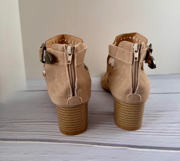 Taupe Heels, Size 9 Tan - Image 5