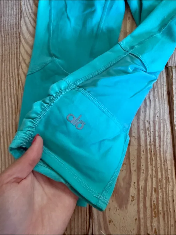 Alo Yoga Cropped Leggings size s no size tag - Image 2