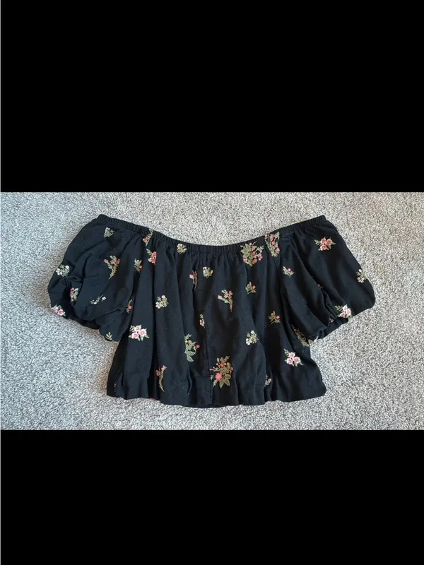 American Eagle Outfitters Black Floral Off-Shoulder Crop Top - Image 2