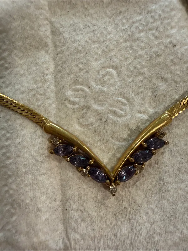 Vintage Gold-Tone V-Detail Necklace with Purple Stone Accents - Image 2