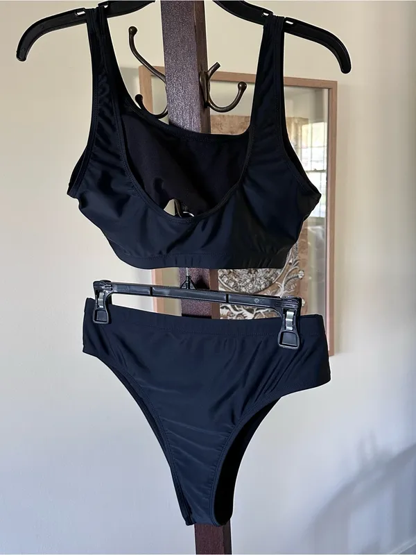 Amazon Black Two-Piece Bikini Set - Sporty Scoop Top & High-Cut Bottoms - Image 2
