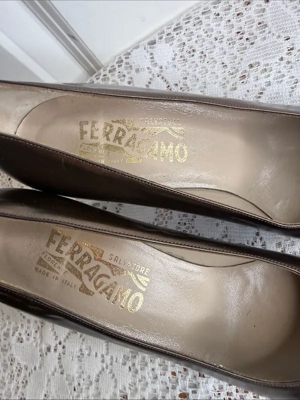 Salvatore Ferragamo bronze metallic cap toe leather gold trim heels sz 7.5 - Image 3