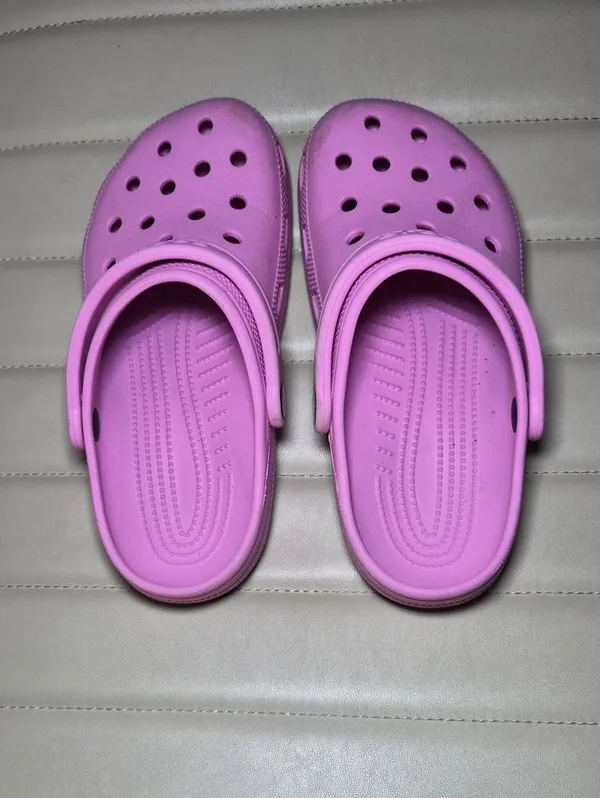 CROCS Womens 7 Clogs in Bright Pink - Image 3