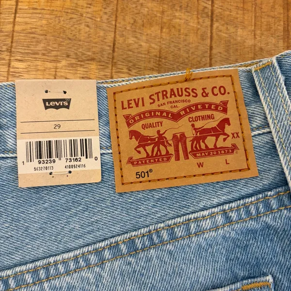 Levi's 501 Original Denim Shorts Womens 29 High Rise Raw Hem 2" Light Wash‎ NWT - Image 5
