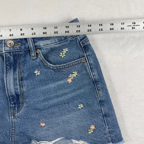 American Eagle Womens Size 4 Floral Embroidered Distressed Denim Mom‎ Shorts M - Image 5