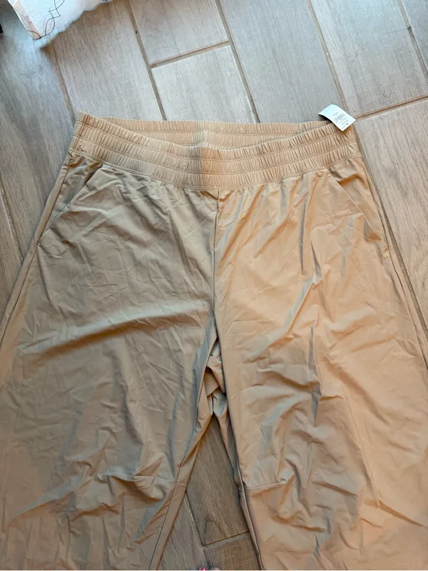 Old Navy Beige Wide-Leg Cropped Pants - Image 3