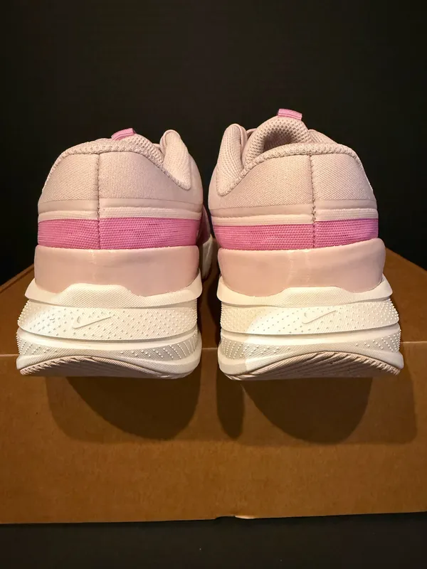 Women’s Nike Star Runner 8W  - Image 4