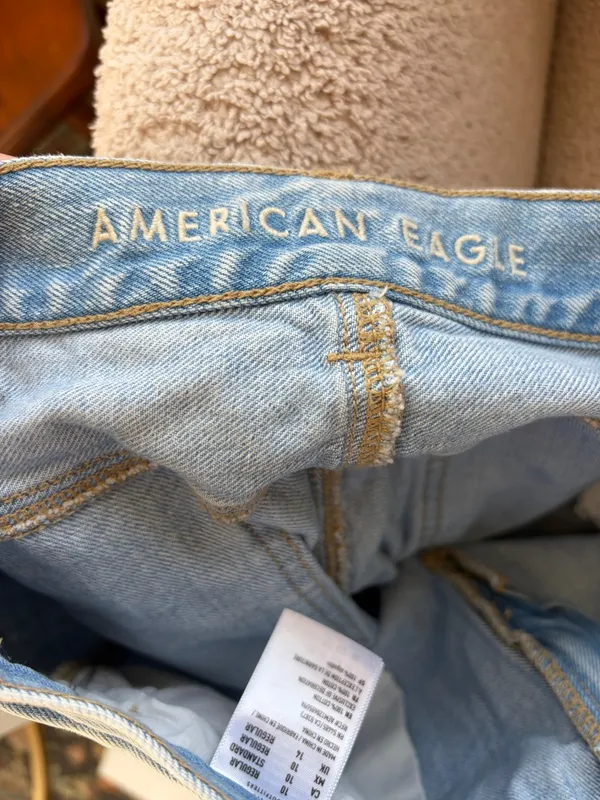 American Eagle Distressed Mom Jeans Size 10 Vintage Wash - Image 9