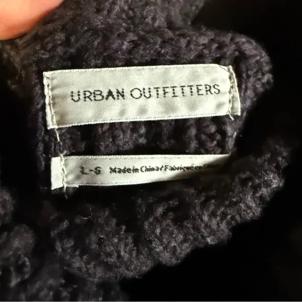 Urban Outfitters Dark Gray Chunky Ribbed Cropped Turtleneck Sweater Large EUC - Image 3