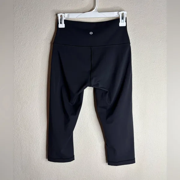 Lululemon Wunder Under Hi-Rise crop 19” size 6 - Image 3