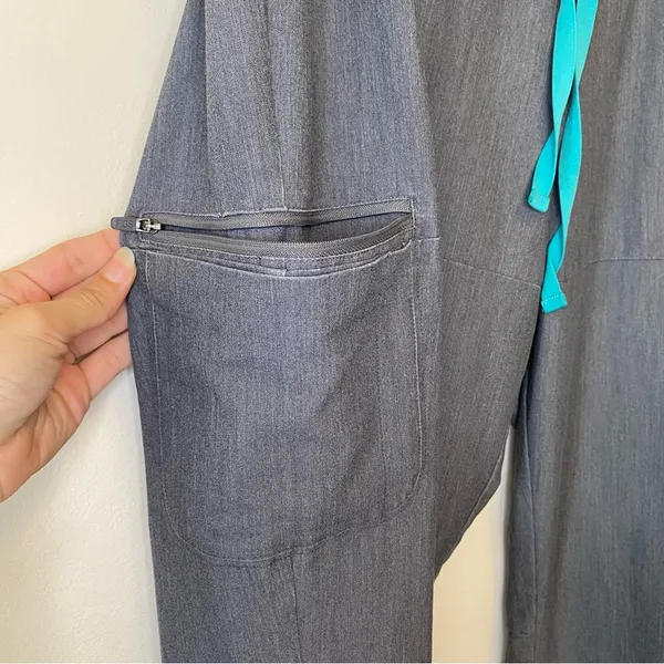 FIGS 7-Pocket Adjustable Ankle Scrub Pants Zippered Back Pockets Gray Sz Large - Image 6