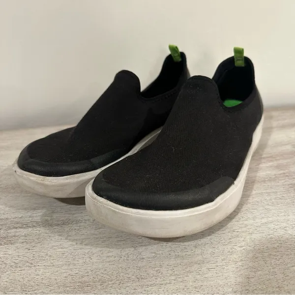 Oofos OOMG EEZEE Low Show Black and white size 7 - Image 3
