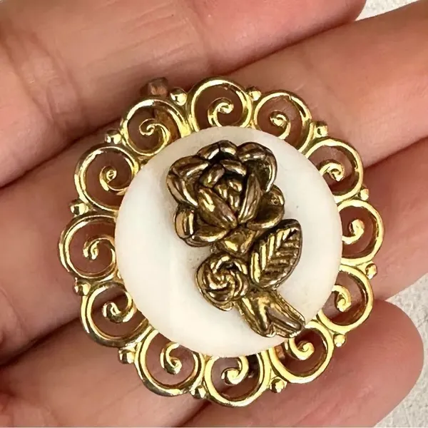 Gold tone flower pin - Image 3