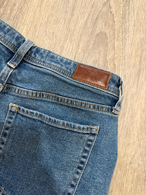 Hollister Curvy High-Rise Mom Shorts - Image 4