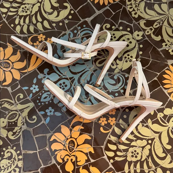 X2B White Strappy Stiletto Sandals Sz: 8 - Image 5