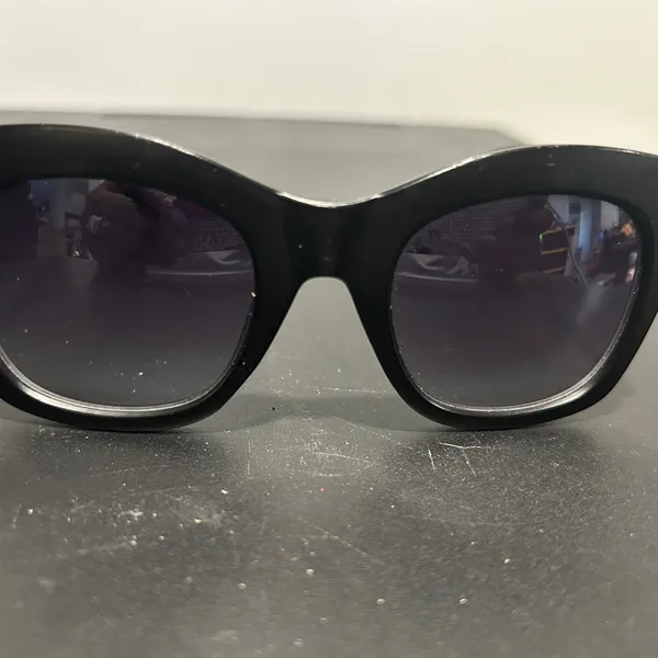 Steve Madden Black Sunglasses Sleek Design UV Protection - Image 4