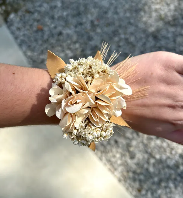 Corsage and boutonnière - Image 4