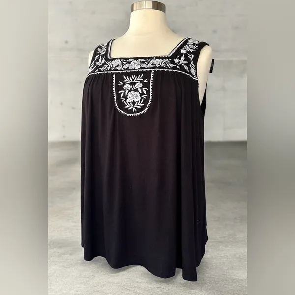NWT!Living Doll Black and White Embroidered Women's Top Size 3X - Image 3