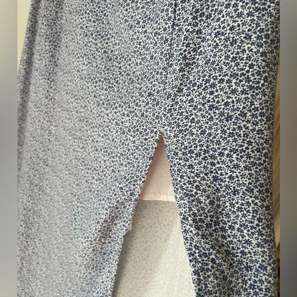 Abercrombie & Fitch Blue and White Floral Skirt - Image 3