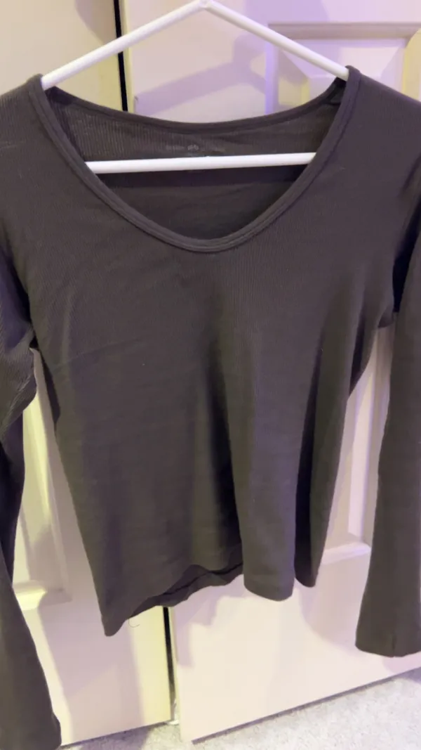 Brandy Melville Long Sleeve expresso brown top - Image 4