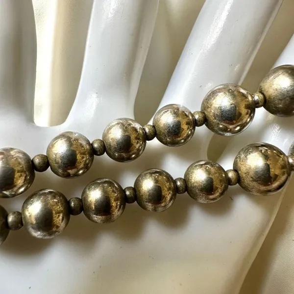 Black and silver tone beaded necklace - Image 10