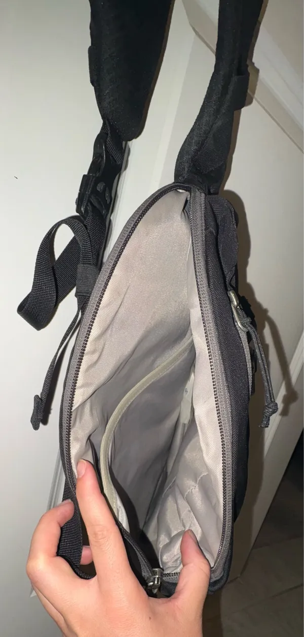 Patagonia Crossbody Bag Black 8L - Image 4