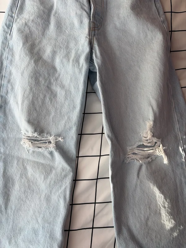 Levi's Woman’s Jeans With Rips, Light Wash Size 25 High Rise - Image 2