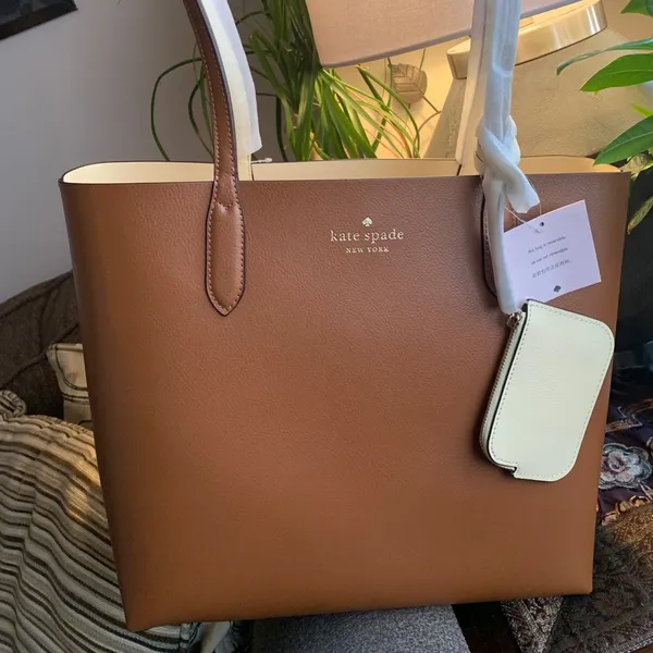 Authentic KATE SPADE Pebbled leather REVERSIBLE Open tote with zip coin - Image 6