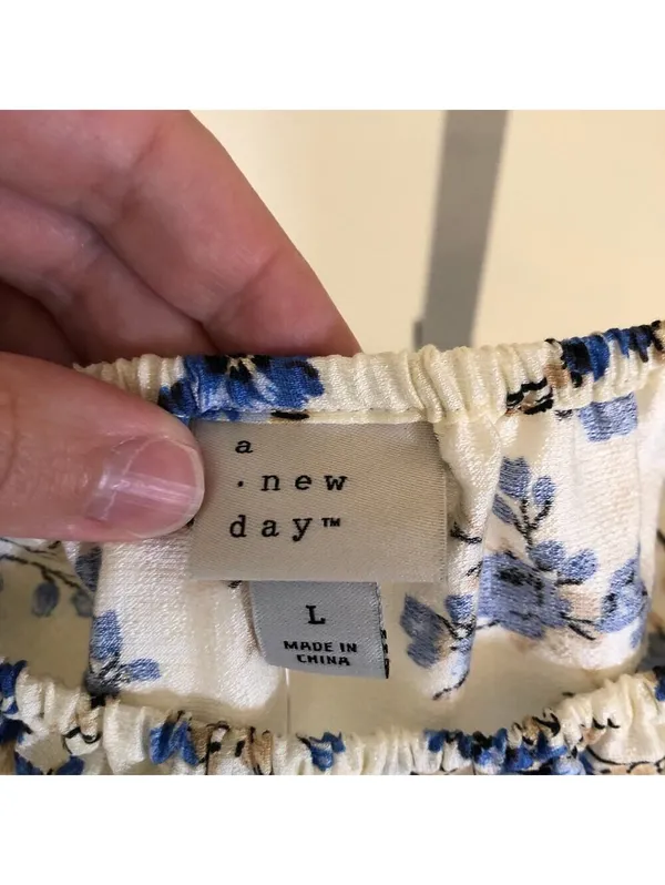 A New Day NWT Women's Cream Blue Floral Flutter Sleeve Blouse Size L - Image 2