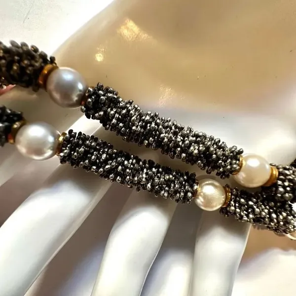 Silver tone faux pearl collar necklace - Image 5