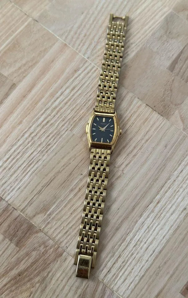Seiko Vintage Ladies Watch Black Dial Gold-Tone Bracelet New Battery - Image 4