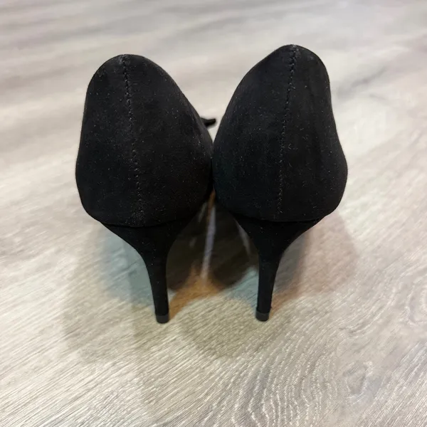 Journee Collection Marek Black Faux Suede Ruffle Pointed Toe Pumps 7.5 - Image 5