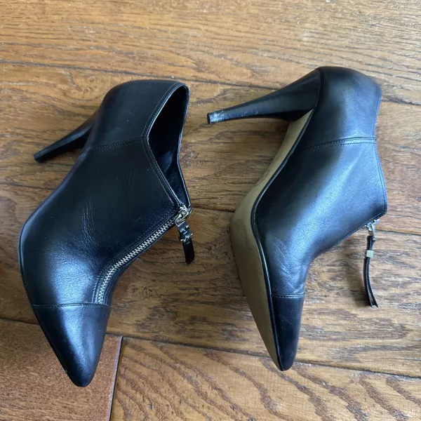 Michael Kors MK 7.6 M Black Leather Ankle Boots Front Zipper Pointed Toe Witchy - Image 5