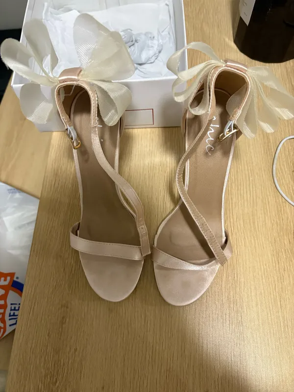 Bow Heels Size 8 Gold - Image 2