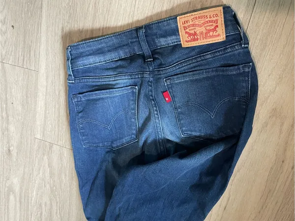 Levi's Women's Skinny Jeans in Medium-Dark Blue - Image 3