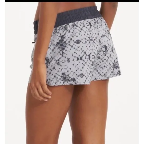 Vuori Clementine Shorts Gray Shibori Print Small Running Athletic Gym 2.5" Lined - Image 2