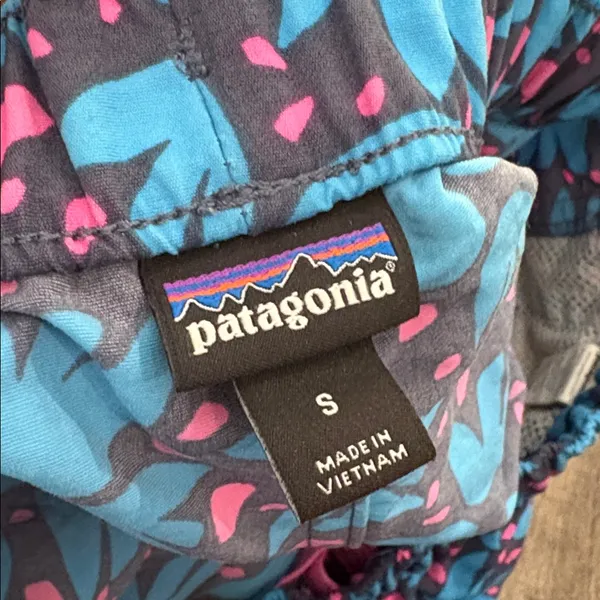 Patagonia barely baggies shorts small - Image 5
