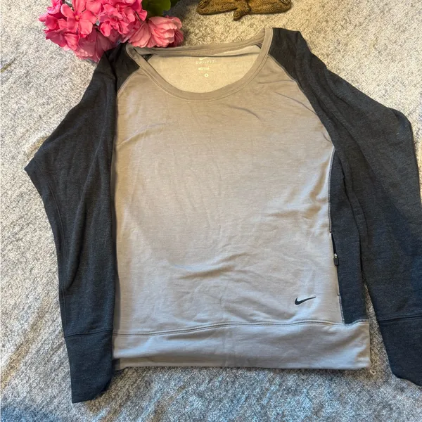 Nike Women's Long Sleeve Gray and Black Tee - Image 2